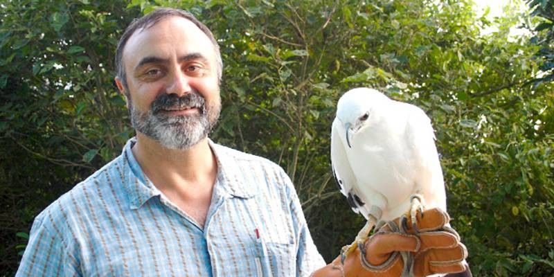 Josep sosteniendo un halcón blanco
