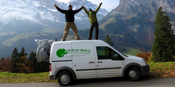 Los protagonistas de verde por dentro sobre la furgoneta que les ha llevado en sus viajes